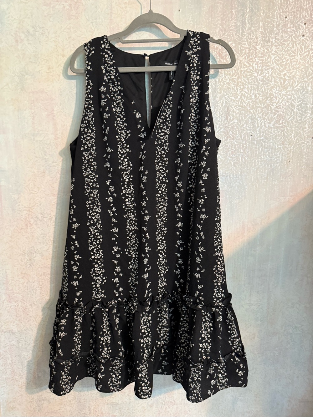 BCBG Black and White Floral V-Neck Ruffle-Hem Mini Dress, Key Hole Closure, Sz L